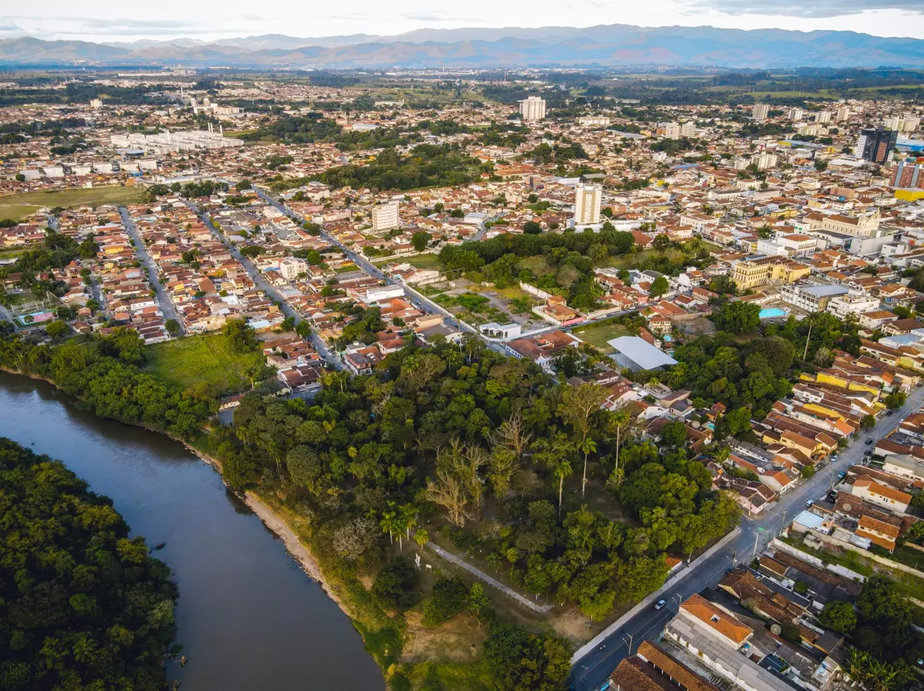 Repartições Públicas municipais funcionam dia 1 e fecham no dia 3 de maio; demais seguem calendário nacional